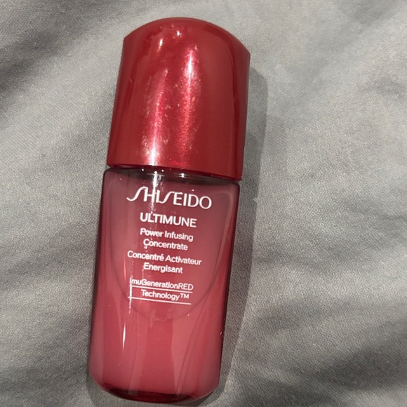 Shiseido Ultimune Power Infusing Concentrate - Vibrant Red - Picture 1 of 2